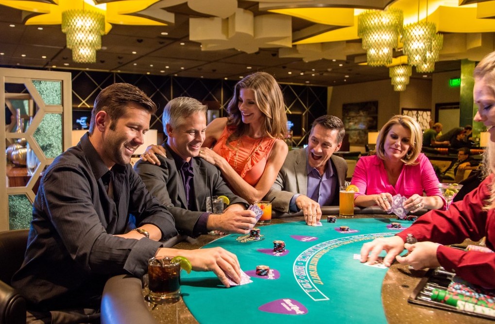 Joueurs de blackjack au casino